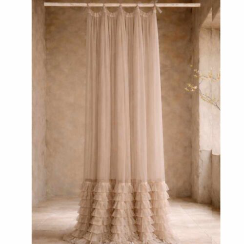 Tenda beige in tulle leggero con balza finale a rouche multistrato e fiocchi superiori, stile romantico shabby chic.