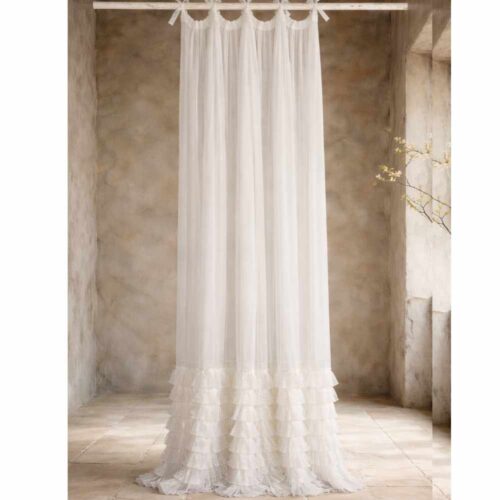 Tenda bianca in tulle con balza a rouche sul fondo e fiocchi superiori, stile romantico shabby chic.
