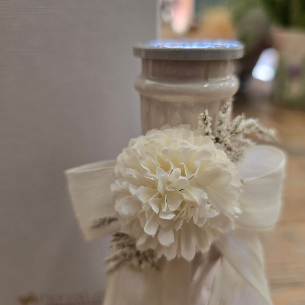 Candelabro in Ceramica Beige con Dalia e Scatola Regalo Ø8xH17 cm | Fiori di Lena - immagine 2