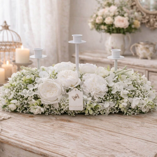 Candeliere a 3 fiamme Fiori di Lena con decoro floreale bianco e nebbiolina, centrotavola shabby chic su tavolo in legno.