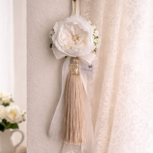 Nappa decorativa beige da appendere con peonia avorio, ortensia, fiocco e farfalla applicata, frangia lunga, stile romantico.