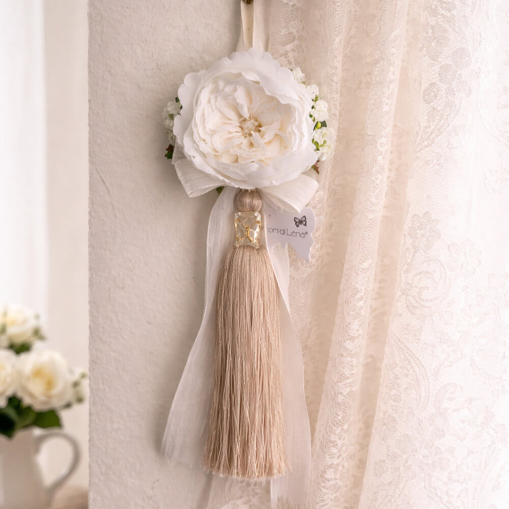 Gland décoratif beige à suspendre avec appliqué ivoire de pivoine, hortensia, nœud et papillon, longue frange, style romantique.