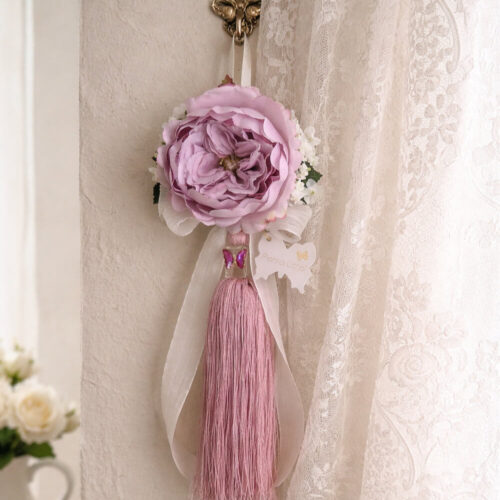 Nappa decorativa Fiori di Lena con peonia e ortensia, fiocco e farfalla applicata, appesa come decoro shabby chic su parete o maniglia.