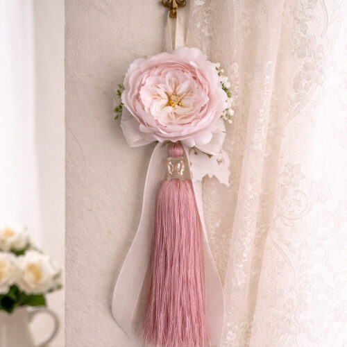 Nappa decorativa rosa da appendere con peonia rosa cipria, ortensia, fiocco e farfalla applicata, frangia lunga.