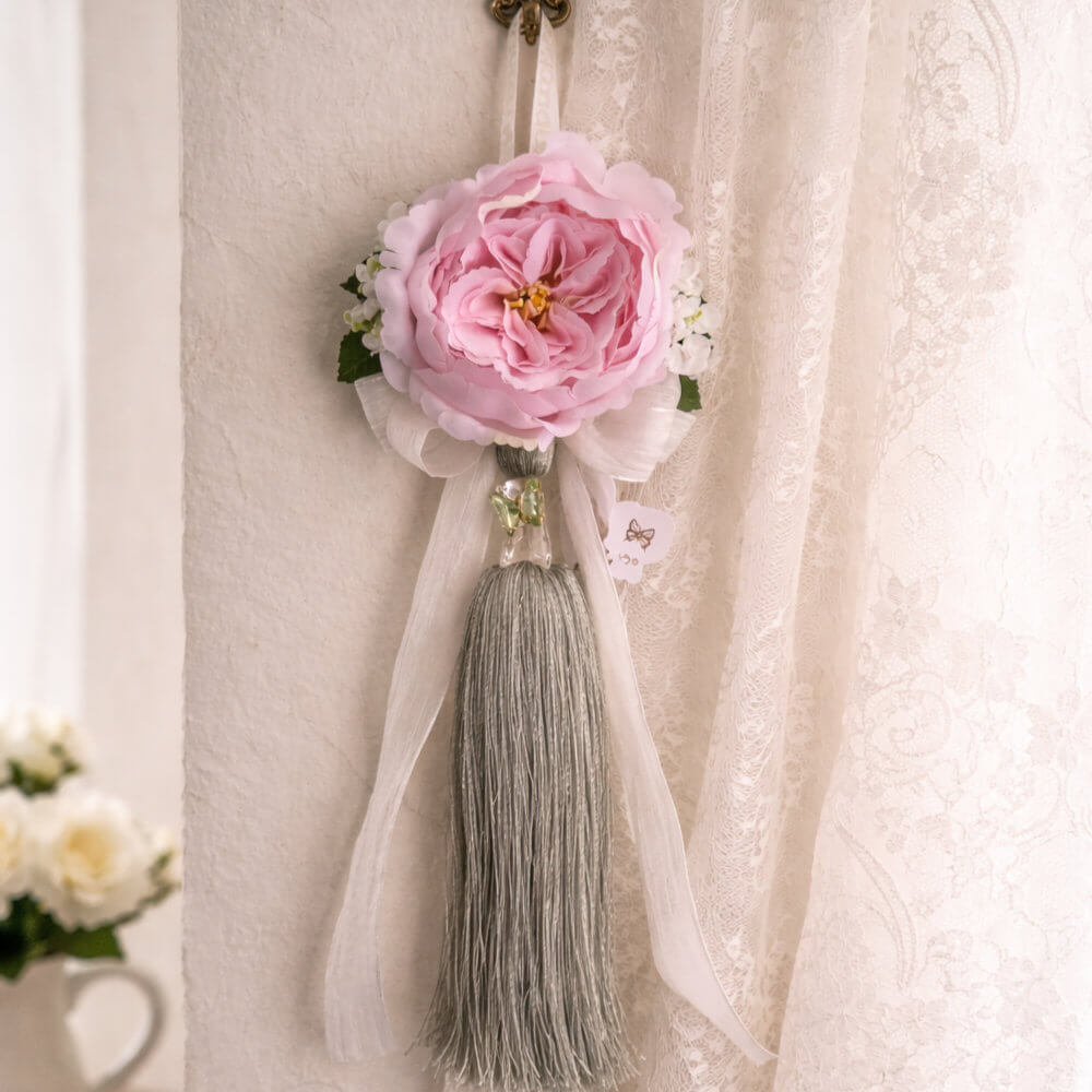 Fiori di Lena Décorative Tassel vert avec pivoine, hortensia et papillon D 13 x H 30 cm