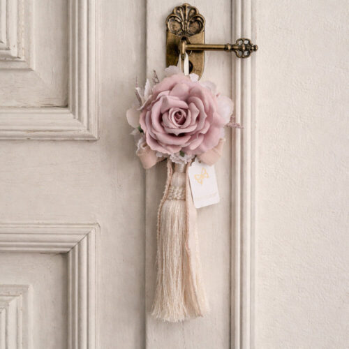 Nappa decorativa da appendere con rosa real touch, nastrino e applicazioni floreali, frangia lunga color avorio.