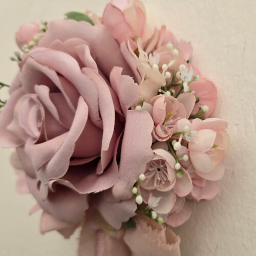 Fiori di Lena Borla decorativa rosa con rosa de tacto real y cinta H 39 cm - Imagen 4
