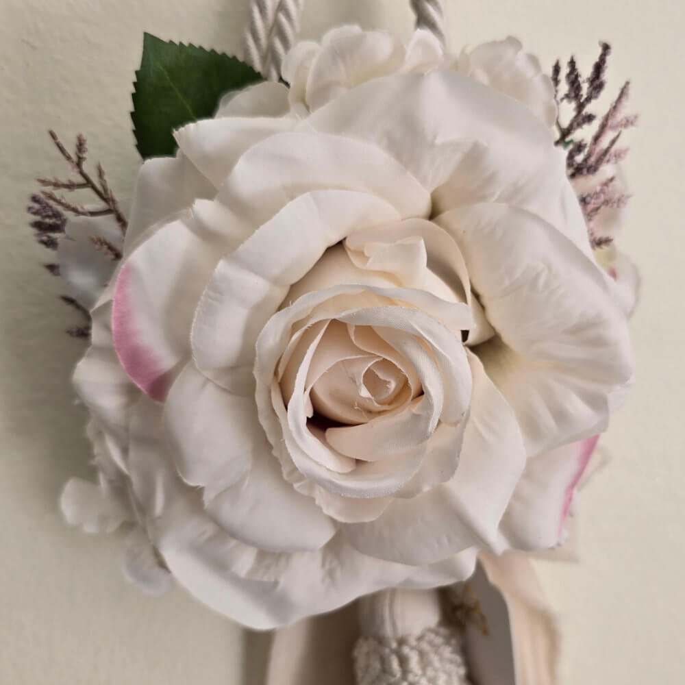 Fiori di Lena Embrasse Ivoire avec Roses et Hortensias H70 – Image 2