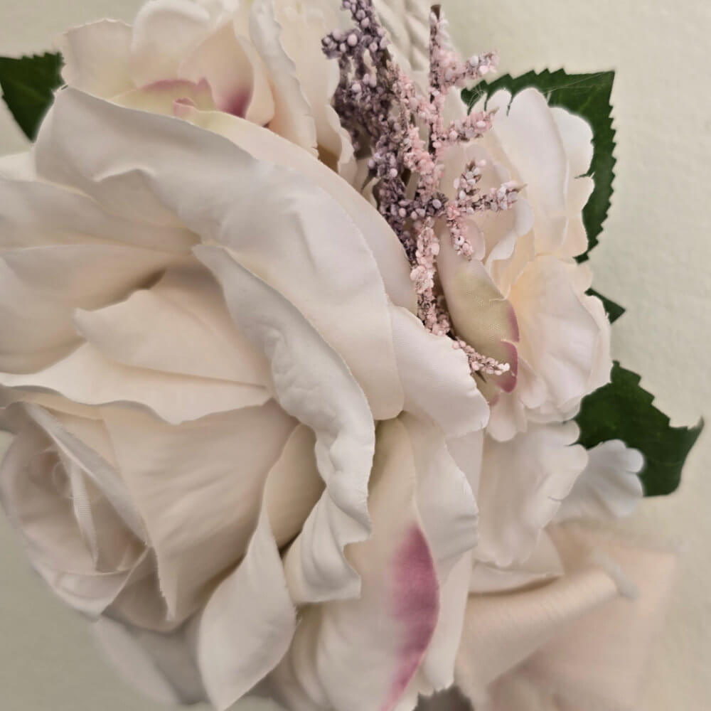 Fiori di Lena Embrasse Ivoire avec Roses et Hortensias H70 – Image 4