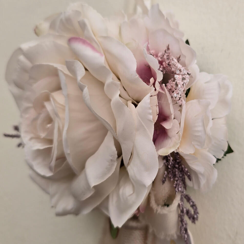 Fiori di Lena Borla decorativa marfil con rosa de tacto real y cinta - Imagen 2