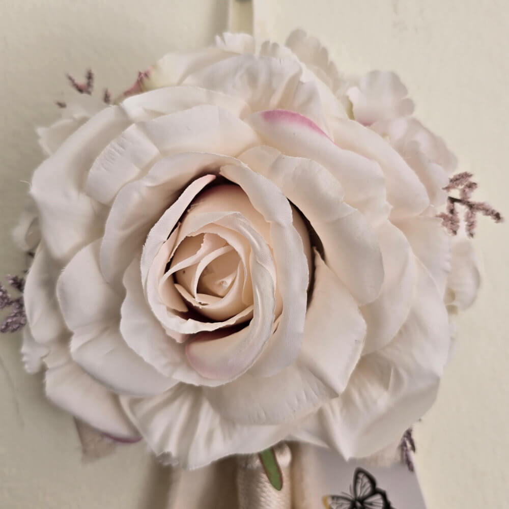 Fiori di Lena Borla decorativa marfil con rosa de tacto real y cinta - Imagen 3