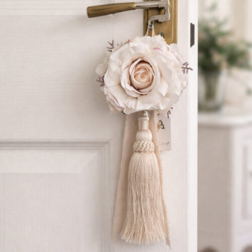 Nappa decorativa avorio Fiori di Lena con rosa real touch, nastrino e applicazioni floreali, ideale da appendere a maniglia o porta in stile shabby chic.