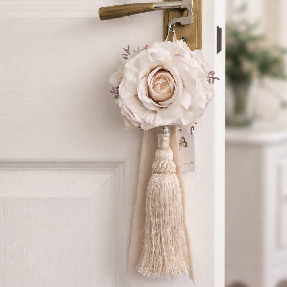Borla decorativa marfil Fiori di Lena con rosa de tacto real, cinta y apliques florales, ideal para colgar de un tirador o de una puerta en estilo Shabby Chic.