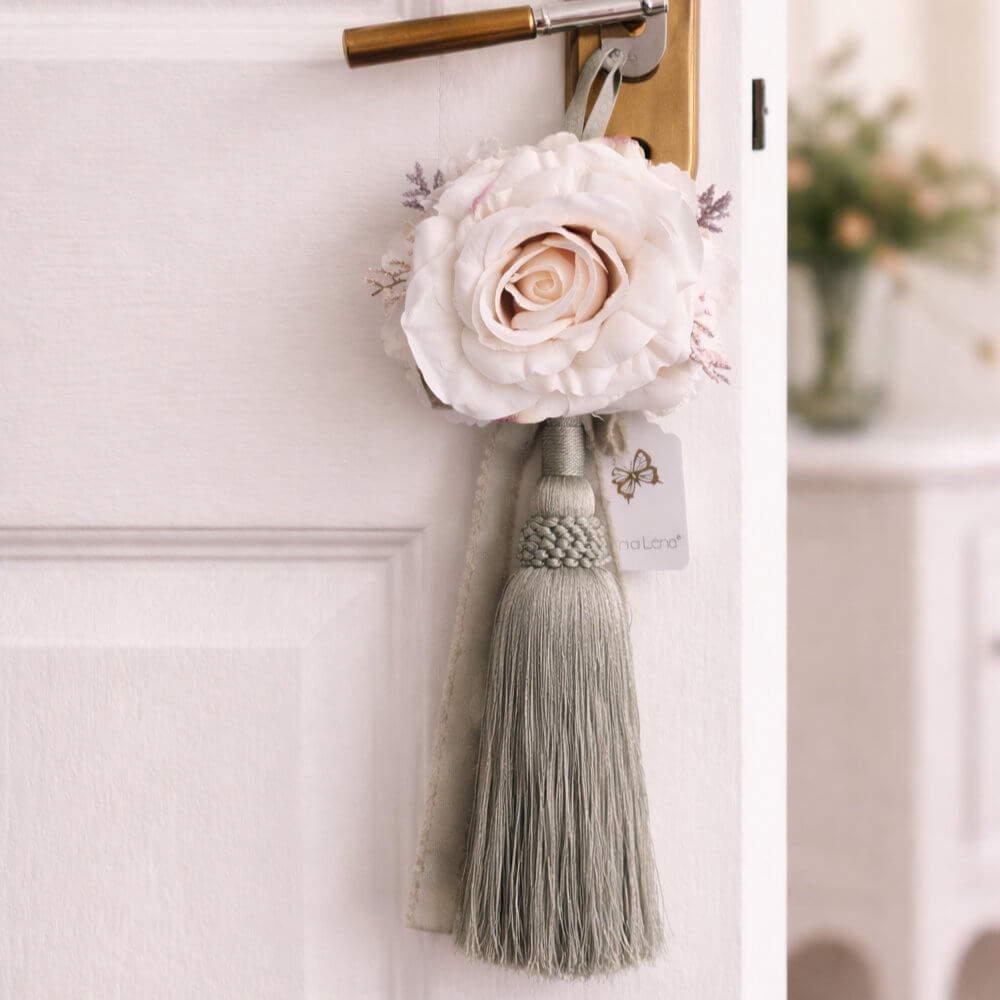 Gland décoratif ivoire Fiori di Lena avec rose au toucher véritable, ruban et appliques florales, idéal pour accrocher une poignée ou une porte en style Shabby Chic.