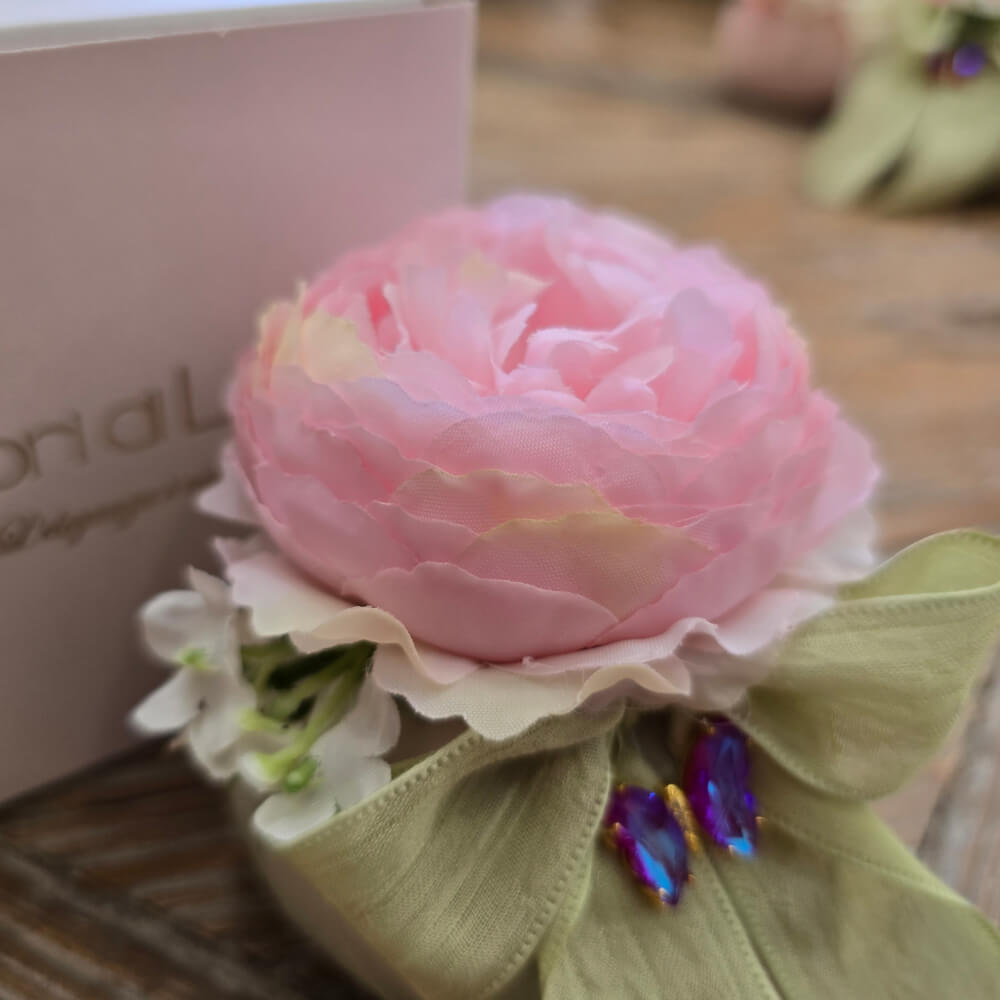 Fiori di Lena Pouf Verde con Ranuncolo Rosa e Farfalla Applicata Ø7 cm con Scatola Regalo - immagine 2