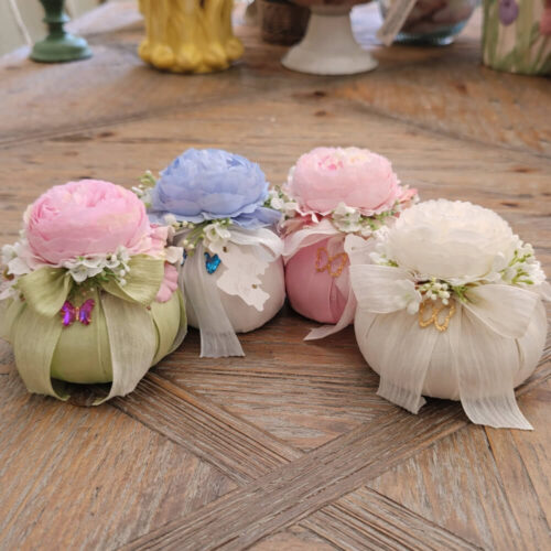 Fiori di Lena Pouf con Ranuncolo e Farfalla Ø9 cm – 5 Colori