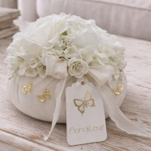 Pouf Fiori di Lena con 2 peonie avorio, ortensia bianca e 3 farfalle dorate, decorazione shabby chic profumata.