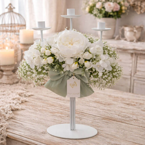 Candeliere a 3 fiamme Fiori di Lena con peonia bianca e decori floreali candidi, fiocco verde salvia, su tavolo in legno shabby chic.