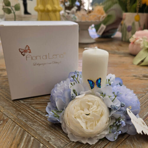 Alternative view of Fiori di Lena Corona con 4 Ranuncoli Azzurri e Candela con Farfalla Ø14 cm