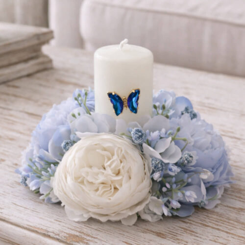 Corona Fiori di Lena con 4 ranuncoli azzurri e candela avorio con farfalla blu applicata, composizione shabby chic profumata su tavolo in legno, con scatola regalo.