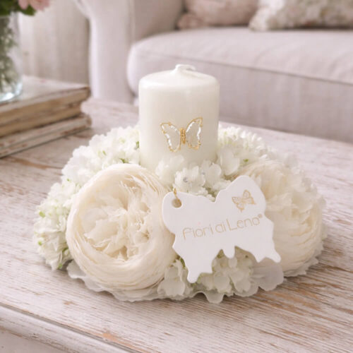 Corona Fiori di Lena con 4 ranuncoli bianchi e candela avorio con farfalla applicata, con scatola regalo logata, ideale come bomboniera shabby chic.