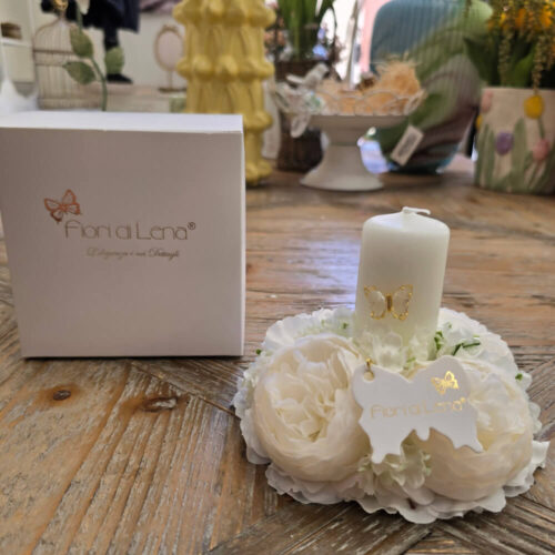 Alternative view of Fiori di Lena Corona con 4 Ranuncoli Bianchi e Candela con Farfalla Ø14 cm