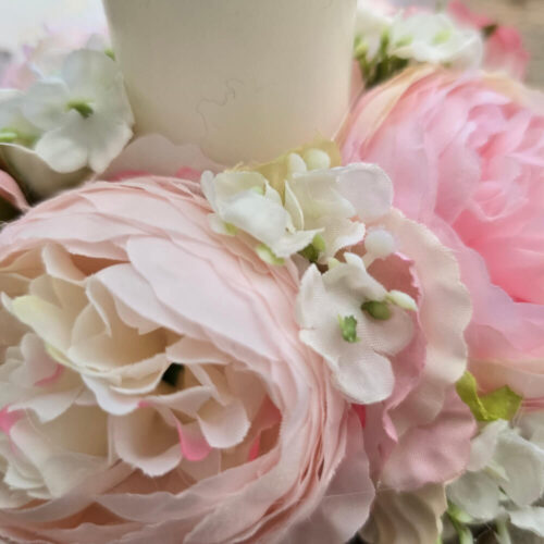 Alternative view of Corona con 4 Ranuncoli Rosa Mix e Candela con Farfalla Ø14 cm | Fiori di Lena