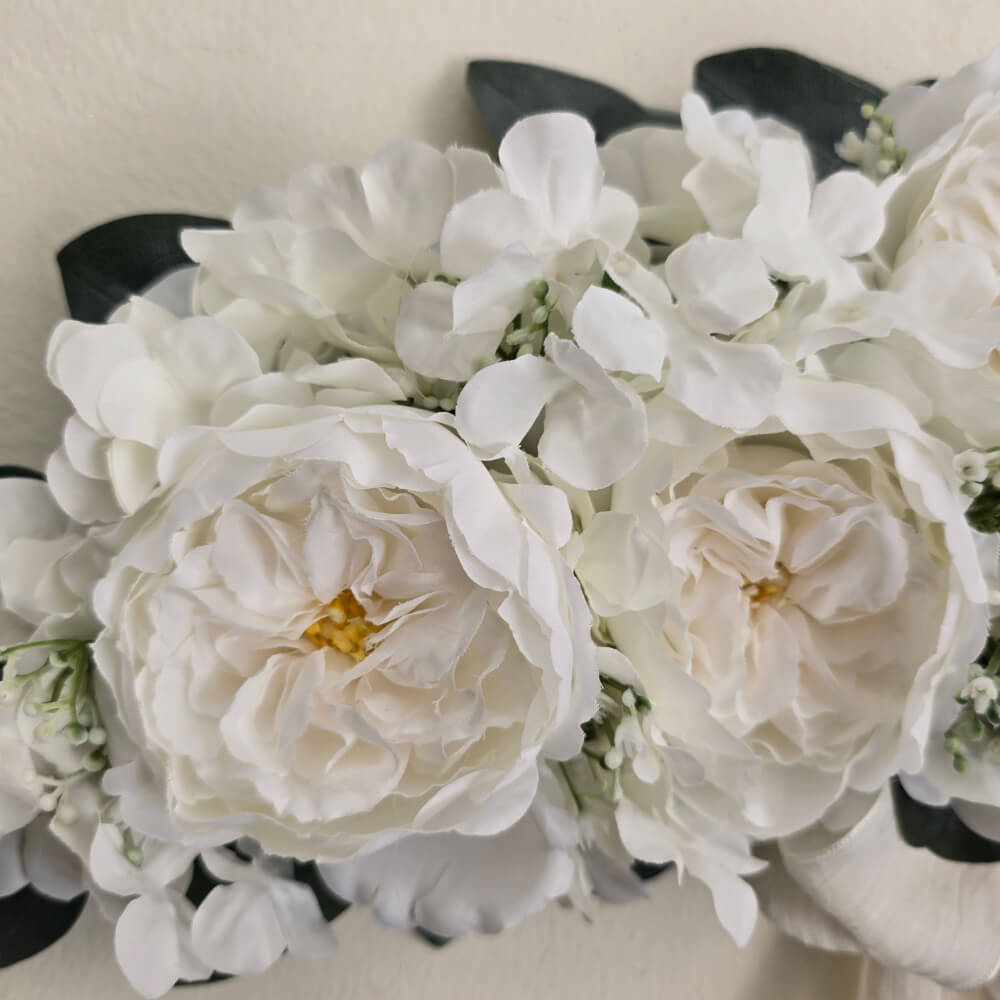Fiori di Lena Exterior Floral con 6 Peonias Blancas, Hortensia y Muérdago 60 cm - Imagen 2