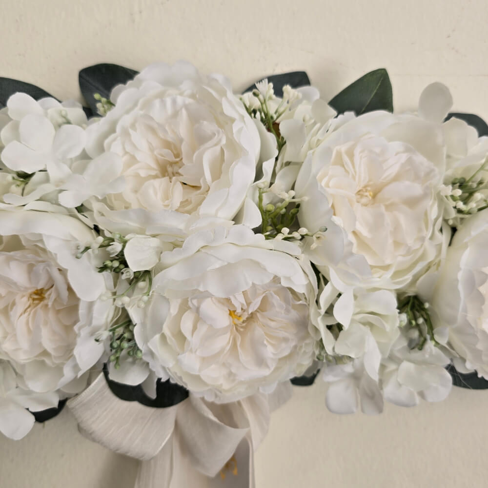 Fiori di Lena Exterior Floral con 6 Peonias Blancas, Hortensia y Muérdago 60 cm - Imagen 5