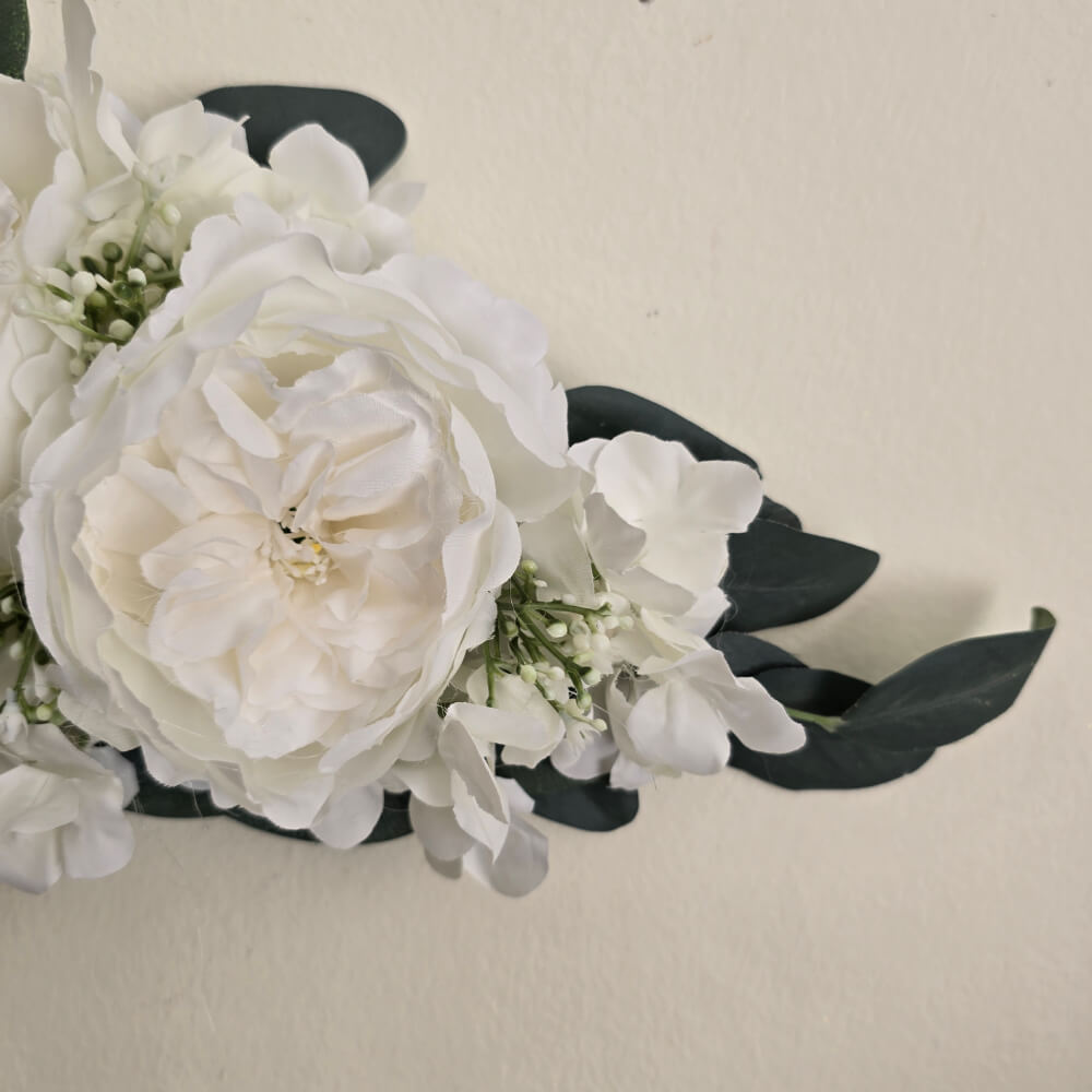 Fiori di Lena Exterior Floral con 6 Peonias Blancas, Hortensia y Muérdago 60 cm - Imagen 4