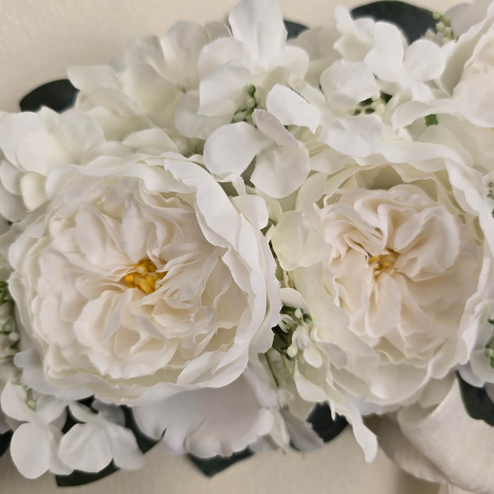 Fiori di Lena Exterior Floral con 6 Peonias Blancas, Hortensia y Muérdago 60 cm - Imagen 3