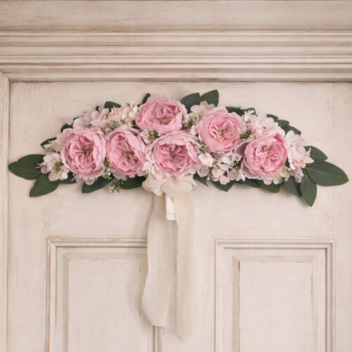 Colgante de pared floral Fiori di Lena de estilo Shabby Chic con 6 peonías rosas, hortensias y muérdago, un ligero lazo y vegetación decorativa.