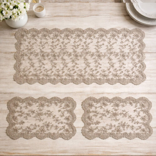 Tris Fiori di Lena in pizzo rebrodè tortora con striscia 80x44 cm e due centrini 42x29 cm, apparecchiato su tavolo in stile shabby chic.