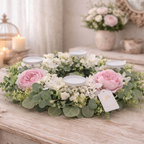 Candeliere tondo a 4 fiamme Fiori di Lena con peonie rosa cipria, anemoni chiari e verde eucalipto, centrotavola shabby chic su tavolo in legno.