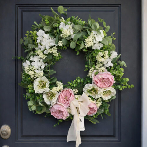 Guirnalda Fiori di Lena Ø50 cm con peonías rosas, anémonas marfil y verdes decorativos de tacto real, ideal como decoración Shabby Chic para puertas o paredes.