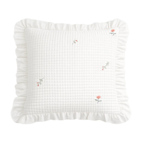 Cuscino quadrato bianco con ricami floreali delicati e bordo con rouches arricciate.
