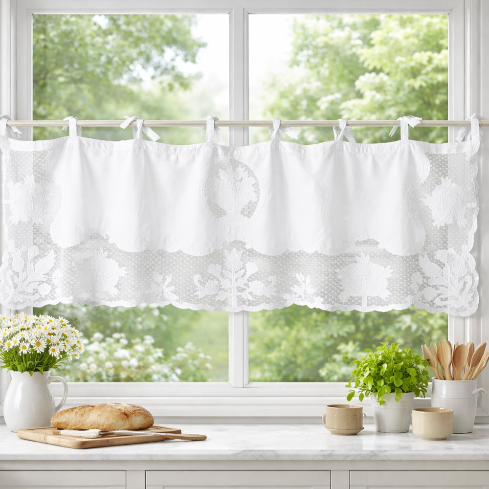 Mantovana Matilde L'Atelier 17 in cotone bianco con fascia in pizzo puntinato e ricami floreali tridimensionali su tulle, bordo a festoni e fissaggio a fiocchi, installata su finestra di cucina in stile shabby chic.
