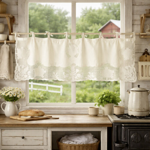Mantovana avorio con pizzo e ricami floreali su finestra in cucina country chic