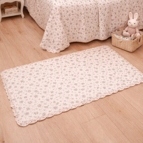 Scendiletto Cuor di Magnolia L'Atelier 17 in poliestere rosa cipria trapuntato con stampa floreale multicolore e bordo a festoni sagomati, posizionato ai piedi del letto in camera shabby chic.