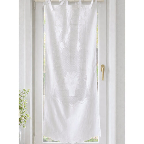 Tendina Provenzale Margareth L'Atelier 17 in cotone bianco con ricami floreali tridimensionali su pizzo puntinato, medaglione centrale a vaso fiorito e bordo inferiore a festoni sagomati, fissaggio a passanti con fiocchi in raso.