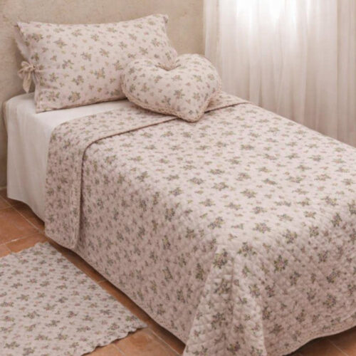 Trapuntino singolo Cuor di Magnolia L'Atelier 17 in poliestere rosa cipria con stampa floreale multicolore, trapuntatura a rombi e bordo in pizzo all'uncinetto, con federa coordinata su letto singolo shabby chic.