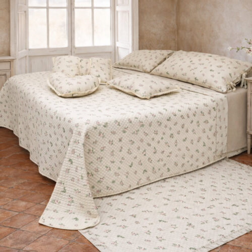 Trapuntino Fiore di Primavera L'Atelier 17 in poliestere avorio con stampa a mazzetti di rose rosa, trapuntatura a rombi e bordo in pizzo macramè, abbinato a due federe coordinate su letto in camera shabby chic.