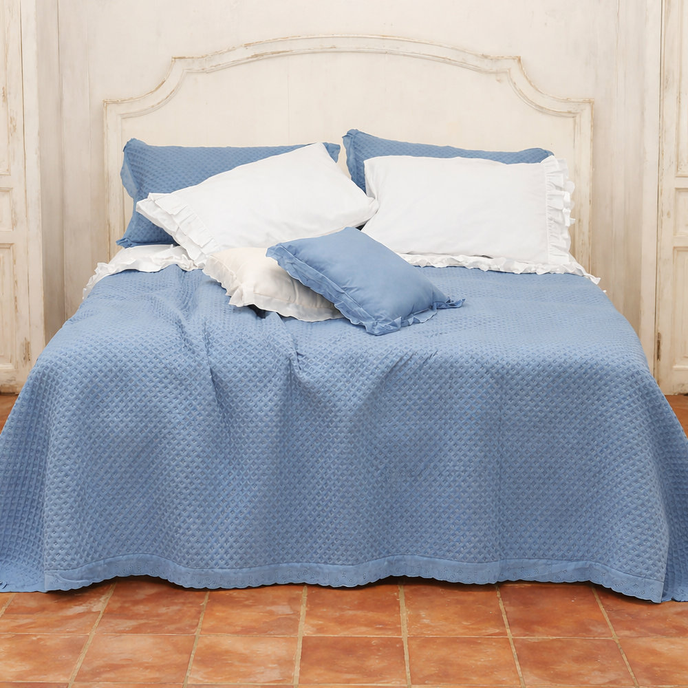 Trapuntino matrimoniale floreale con federe e balza in pizzo Sangallo stile shabby chic