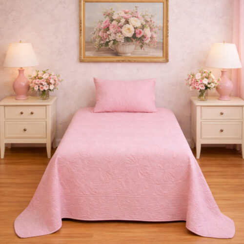 Trapuntino singolo Fiocchettino Rosa L'Atelier 17 in poliestere rosa con trapuntatura a nido d'ape e motivo in rilievo a fiocchi e volute tono su tono, bordo a festoni sagomati, con federa coordinata su letto singolo in camera shabby chic.