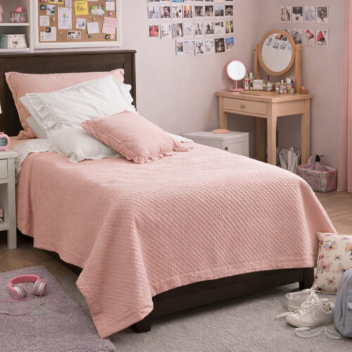 Trapuntino singolo Fiorellini Rosa L'Atelier 17 in poliestere rosa cipria con trapuntatura a rombi puntinati tono su tono e balza in pizzo sangallo, con federa coordinata su letto singolo in cameretta shabby chic.