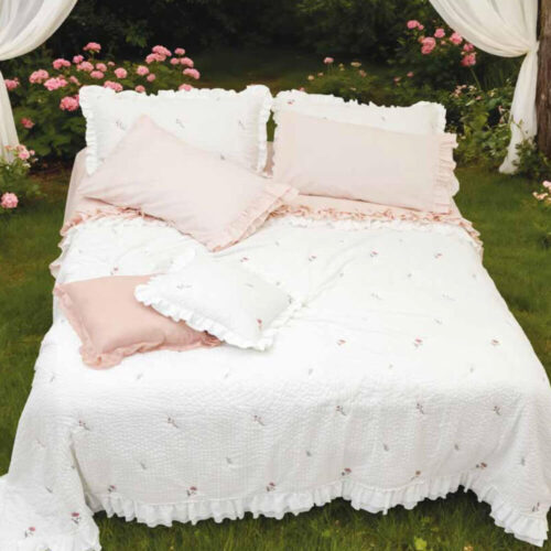 Trapuntino matrimoniale bianco con fiorellini ricamati e balza con rouches, completo di federe rosa cipria coordinate.