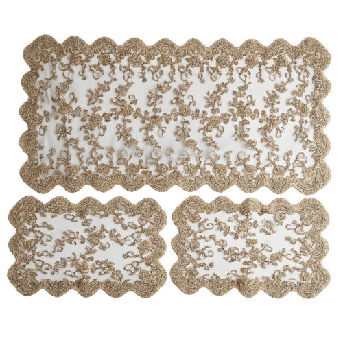 Tris Fiori di Lena in pizzo rebrodè color cioccolato con striscia e due centrini, ideale su tavolo shabby chic per apparecchiare con calore.