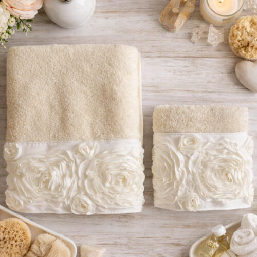 Coppia di asciugamani avorio in spugna con balza bianca decorata da rose tridimensionali, set viso e ospite elegante.