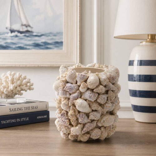 Vaso bombato decorato con conchiglie vere smaltate, effetto lucido e naturale, in gres ceramico.