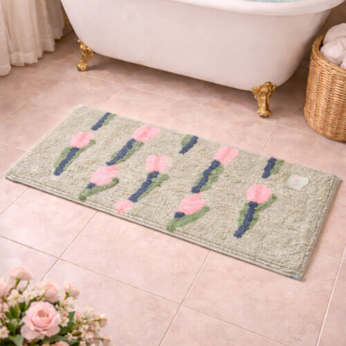 Tappeto bagno in cotone verde menta con motivo a tulipani rosa collezione Garden L'Atelier 17 60x100 cm ambientato in bagno shabby chic